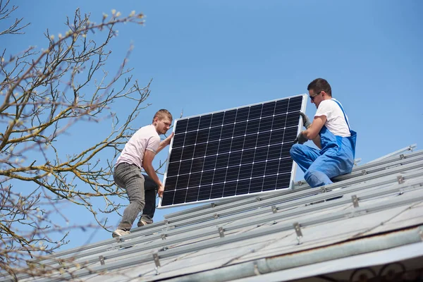 Mavi güneş pili modern ev çatısına kaldırma elektrikçiler