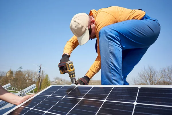 Mannelijke Ingenieur Installeren Systeem Met Zelfstandige Solar Fotovoltaïsche Panelen Met — Stockfoto