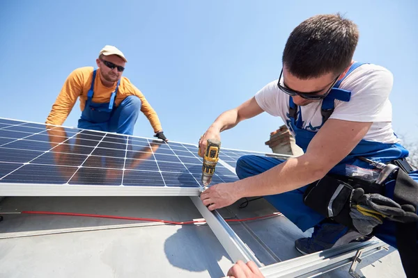 男性团队工作人员安装独立的太阳能光伏电池板系统 替代能源可再生能源创新理念 — 图库照片
