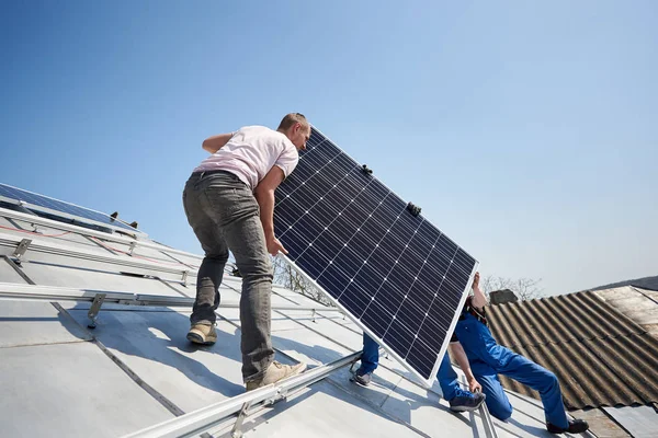 Electricians Lifting Blue Solar Module Roof Modern House — Stock Photo, Image