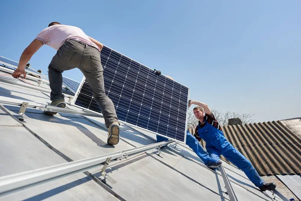 Mannelijke Team Werknemers Installeren Systeem Met Zelfstandige Solar Fotovoltaïsche Panelen — Stockfoto