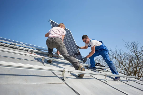 Eletricistas Levantando Módulo Solar Azul Telhado Casa Moderna — Fotografia de Stock