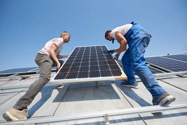 Elektrikáři Zvedání Modrá Solární Modul Střeše Moderního Domu — Stock fotografie
