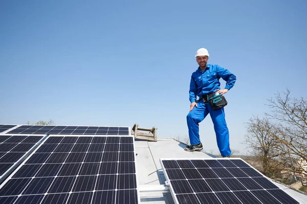 Ingeniero Hombre Traje Azul Casco Protector Instalando Sistema Panel Fotovoltaico —  Fotos de Stock