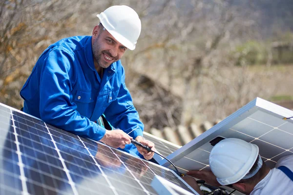 Electricistas Montando Módulo Solar Azul Techo Casa Moderna — Foto de Stock