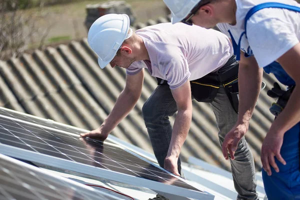 Eletricistas Montagem Módulo Solar Azul Telhado Casa Moderna Conceito Ecológico — Fotografia de Stock