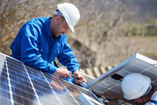 Eletricistas Montagem Módulo Solar Azul Telhado Casa Moderna — Fotografia de Stock