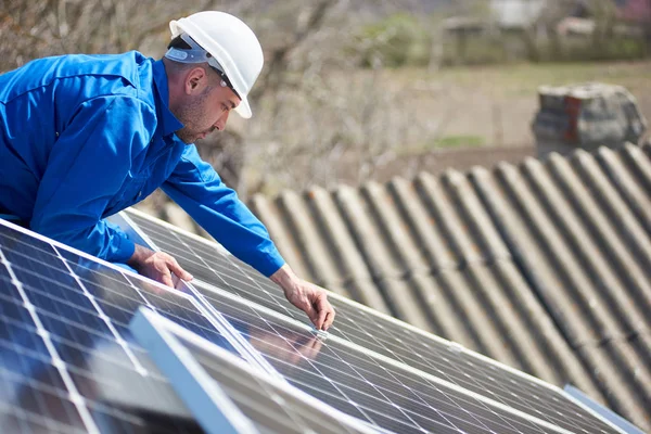 Eletricista Profissional Montagem Módulo Solar Azul Telhado Casa Conceito Ecológico — Fotografia de Stock