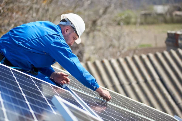 Profesional Electricista Montaje Módulo Solar Azul Techo Casa Concepto Ecológico —  Fotos de Stock
