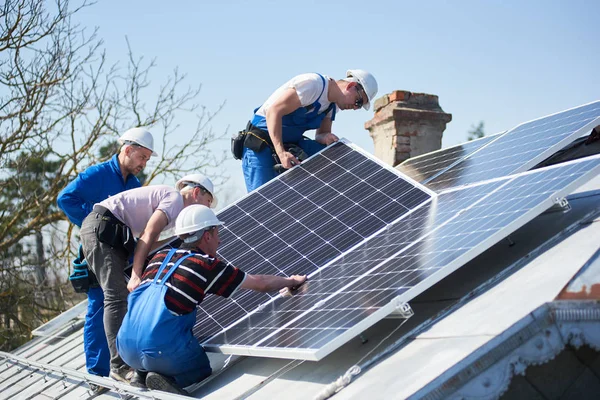 Elektrikáři Montáž Modrá Solární Modul Střeše Moderního Domu Ekologický Koncept — Stock fotografie