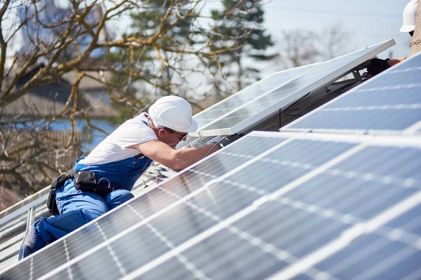 Ingeniero Masculino Instalando Sistema Panel Fotovoltaico Solar Independiente —  Fotos de Stock