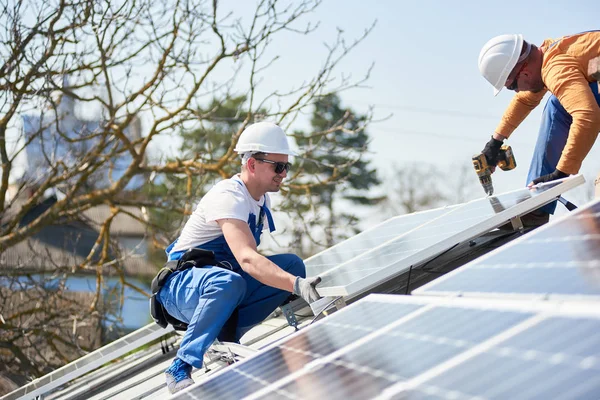 Electricistas Montando Módulo Solar Azul Techo Casa Moderna Concepto Ecológico —  Fotos de Stock