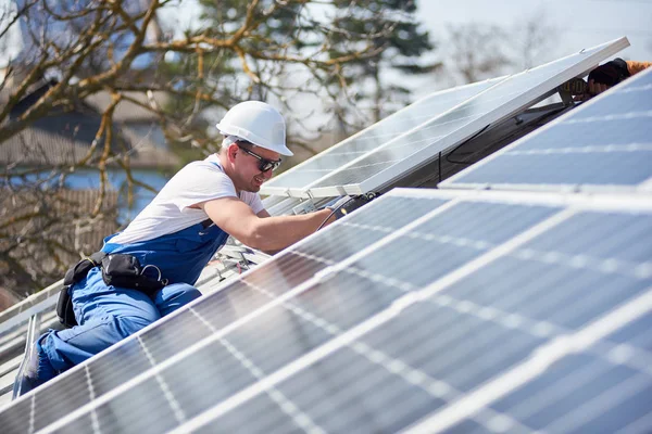 Electricistas Montando Módulo Solar Azul Techo Casa Moderna Concepto Ecológico —  Fotos de Stock