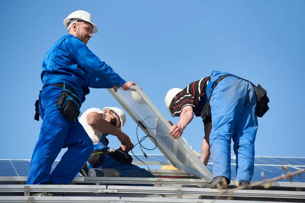 Electricieni Montarea Modulului Solar Albastru Acoperișul Casei Moderne Conceptul Ecologic — Fotografie, imagine de stoc