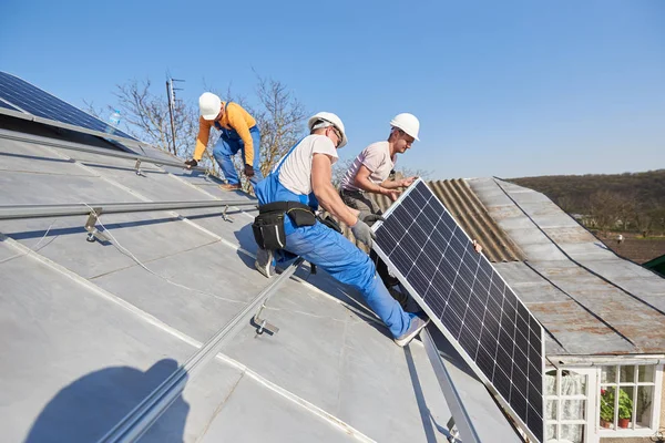 Elektriker Heben Blaues Solarmodul Auf Dach Eines Modernen Hauses — Stockfoto