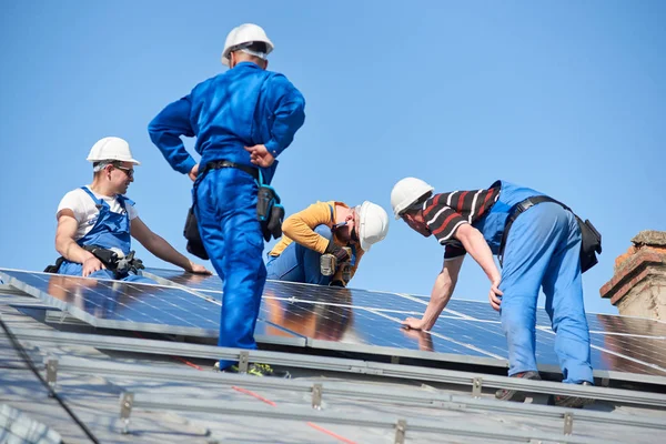 Electricistas Montando Módulo Solar Azul Techo Casa Moderna Concepto Ecológico — Foto de Stock