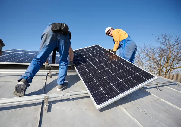 Eletricistas Levantando Módulo Solar Azul Telhado Casa Moderna Conceito Ecológico — Fotografia de Stock