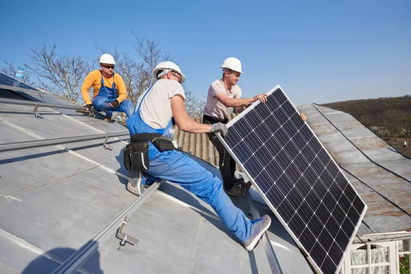 Electricistas Levantando Módulo Solar Azul Techo Casa Moderna — Foto de Stock