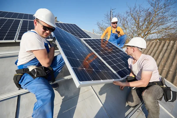 Elektrikáři Zvedání Modrá Solární Modul Střeše Moderního Domu — Stock fotografie