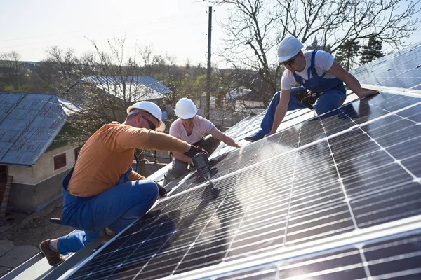 Инженеры Мужчины Устанавливают Автономную Солнечную Фотоэлектрическую Панель — стоковое фото