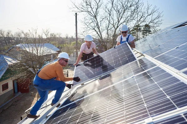 Инженеры Мужчины Устанавливают Автономную Солнечную Фотоэлектрическую Панель — стоковое фото