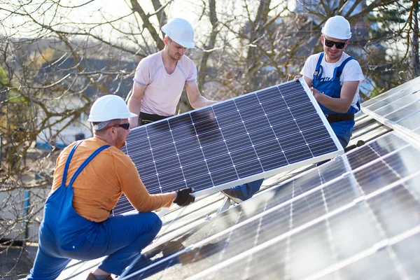 Mannelijke Ingenieurs Installeren Systeem Met Zelfstandige Solar Fotovoltaïsche Panelen — Stockfoto