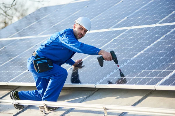 Männlicher Arbeiter Blauem Anzug Und Schutzhelm Installiert Solaranlage Mit Schraubenzieher — Stockfoto