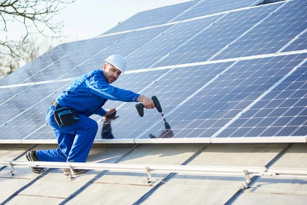 Männlicher Arbeiter Blauem Anzug Und Schutzhelm Installiert Solaranlage Mit Schraubenzieher — Stockfoto