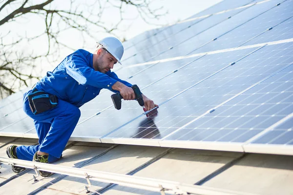 Trabajador Masculino Traje Azul Casco Protector Instalando Sistema Panel Fotovoltaico —  Fotos de Stock