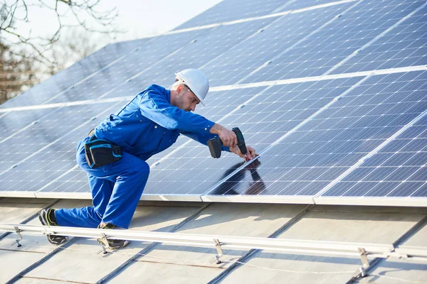 Modulo Solare Blu Montaggio Elettricista Professionale Sul Tetto Della Casa — Foto Stock