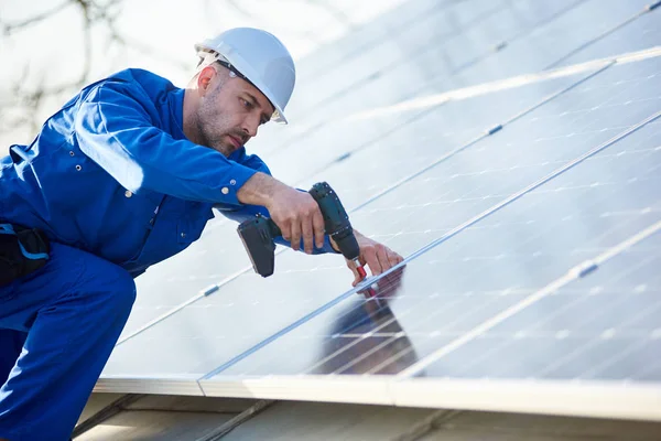 Professioneller Elektriker Montiert Blaues Solarmodul Auf Dem Dach Eines Modernen — Stockfoto