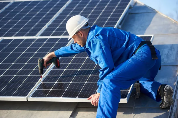 Чоловік Синьому Костюмі Захисному Шоломі Встановлює Сонячну Фотоелектричну Панель Використанням — стокове фото