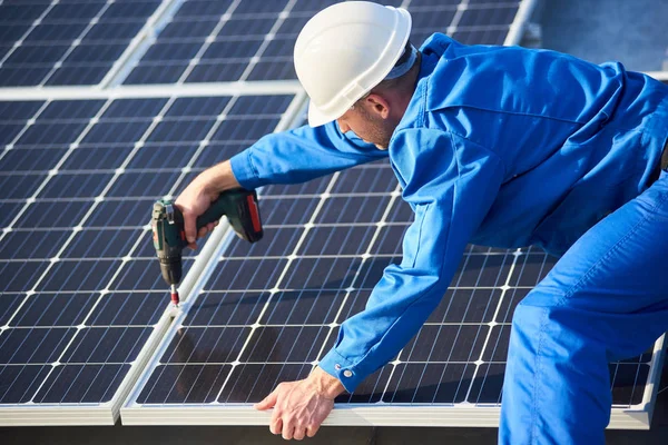 Eletricista Profissional Montagem Módulo Solar Azul Telhado Casa Moderna — Fotografia de Stock