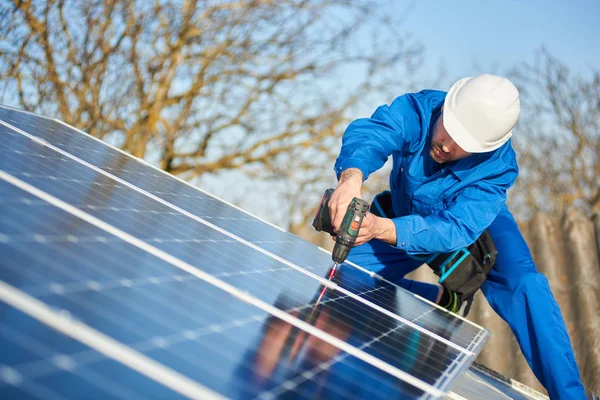 Eletricista Profissional Montagem Módulo Solar Azul Telhado Casa Moderna — Fotografia de Stock