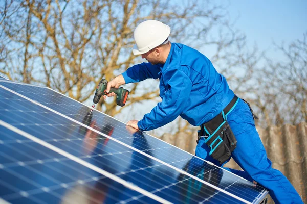 Ingeniero Masculino Traje Azul Casco Protector Instalando Sistema Panel Fotovoltaico —  Fotos de Stock