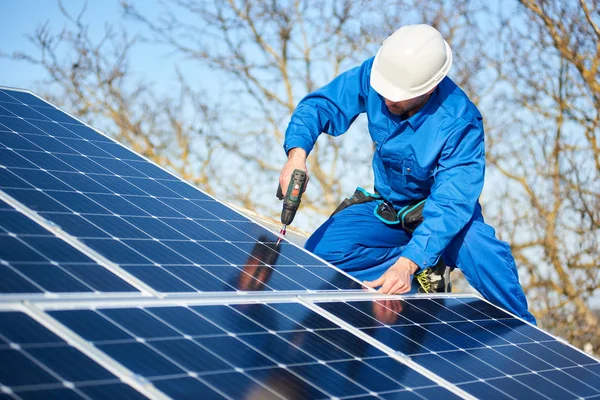 Engenheiro Masculino Terno Azul Capacete Proteção Instalando Sistema Painel Fotovoltaico — Fotografia de Stock