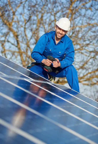 Trabalhador Masculino Terno Azul Capacete Proteção Instalando Sistema Painel Solar — Fotografia de Stock