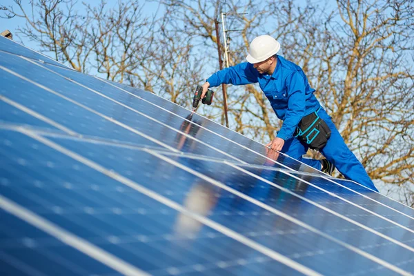 Trabajador Masculino Traje Azul Casco Protector Instalando Sistema Panel Fotovoltaico —  Fotos de Stock