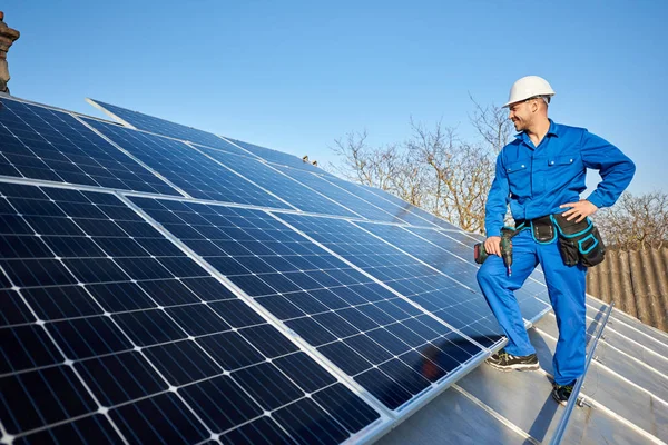 Elettricista Piedi Sul Tetto Della Casa Moderna Energia Alternativa Concetto — Foto Stock