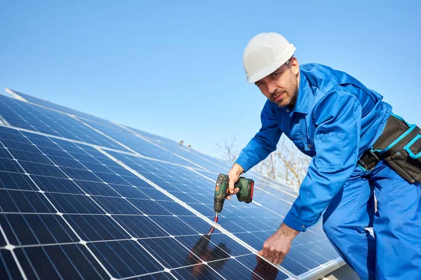 Männlicher Arbeiter Blauem Anzug Und Schutzhelm Installiert Solaranlage Mit Schraubenzieher — Stockfoto