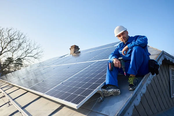 Eletricista Profissional Sentado Telhado Casa Conceito Energia Alternativa — Fotografia de Stock