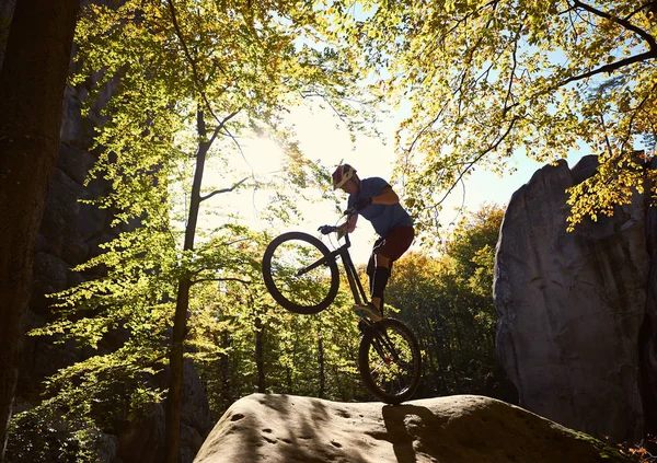 Radprofi Auf Hinterrad Auf Trial Rad — Stockfoto