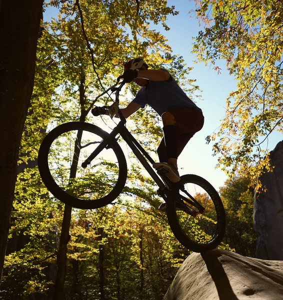 Silhueta Profissional Ciclista Balanceamento Roda Traseira Bicicleta Teste — Fotografia de Stock