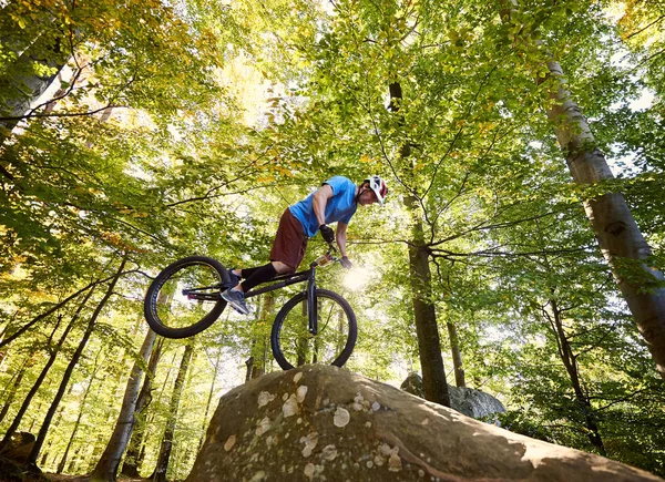 Giovane Ciclista Piedi Sulla Ruota Anteriore Bicicletta Prova — Foto Stock