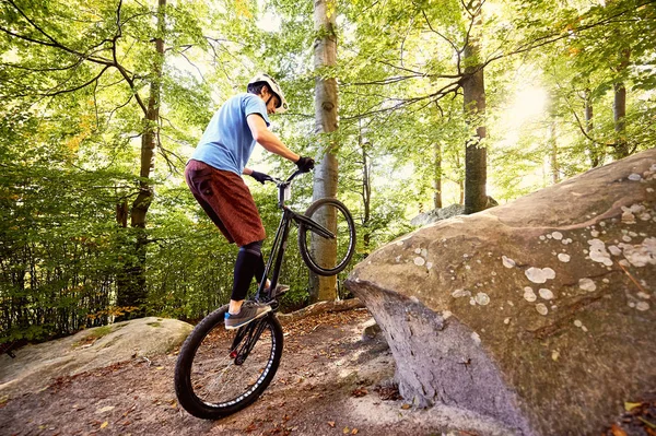 Joven Ciclista Deportista Montando Rueda Trasera Bicicleta Prueba —  Fotos de Stock