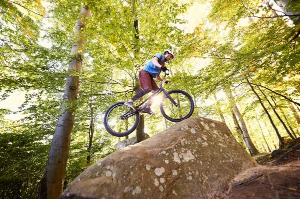 Ciclista Profesional Equilibrándose Rueda Delantera Bicicleta Prueba — Foto de Stock