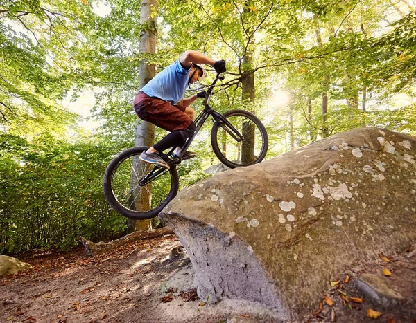 Sportler Radfahrer Balanciert Auf Hinterrad Auf Trial Fahrrad — Stockfoto