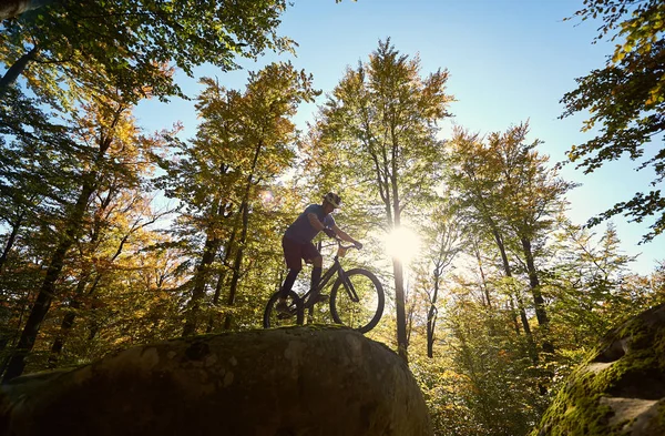 Attivo Ciclista Sesso Maschile Bicicletta Prova Facendo Acrobatico Trucco Sul — Foto Stock