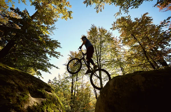 Junger Sportler Springt Auf Trial Bike Radprofi Macht Akrobatischen Stunt — Stockfoto