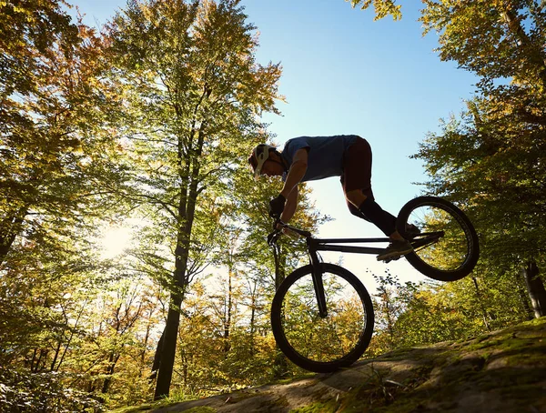 Professional Cyclist Balancing Front Wheel Trial Bike — Stock Photo, Image